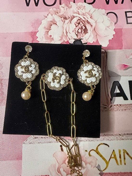 Jewelry - White Floral Pearl Drop Earrings and bracelet Set
